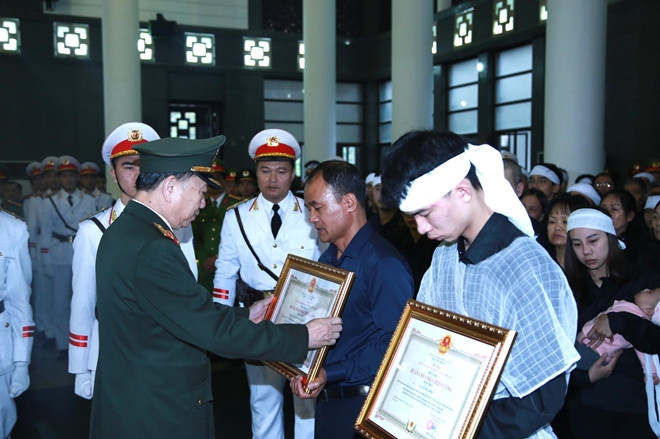 “Đảng uỷ Công an Trung ương, Bộ Công an cùng toàn thể tướng lĩnh, sỹ quan, hạ sỹ quan, công nhân viên lực lượng CAND vô cùng thương tiếc đồng chí Đại tá Nguyễn Huy Thịnh, Phó Trung đoàn trưởng Trung đoàn Cảnh sát cơ động Thủ đô, Bộ Tư lệnh Cảnh sát cơ động; đồng chí Đại uý Phạm Công Huy, cán bộ Đội Chữa cháy và cứu nạn, cứu hộ số 3, Phòng Cảnh sát Phòng cháy, chữa cháy và cứu nạn, cứu hộ, Công an Thành phố Hà Nội. (Ảnh: CAND).