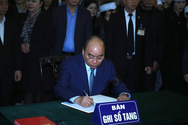 Trong sổ tang, Thủ tướng Chính phủ Nguyễn Xuân Phúc đã xúc động viết: “Vô cùng thương tiếc các đồng chí: Đại tá Nguyễn Huy Thịnh, Đại uý Phạm Công Huy, Thượng uý Dương Đức Hoàng Quân, là những cán bộ sỹ quan Công an nhân dân dũng cảm hy sinh thân mình để bảo vệ an ninh quốc gia, an toàn cho xã hội và đất nước. Các đồng chí là những tấm gương sáng cho cán bộ lực lượng vũ trang học tập. (Ảnh: CAND).