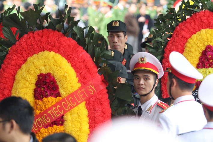 Sáng nay, Thủ tướng Chính phủ Nguyễn Xuân Phúc; ông Trương Hòa Bình, Ủy viên Bộ Chính trị, Phó Thủ tướng Thường trực Chính phủ; Đại tướng Tô Lâm, Bộ trưởng Bộ Công an; bà Trương Thị Mai, Ủy viên Bộ Chính trị, Bí thư Trung ương Đảng, Trưởng Ban Dân vận Trung ương; ông Nguyễn Văn Bình Ủy viên Bộ Chính trị, Bí thư Trung ương Đảng, Trưởng Ban Kinh tế Trung ương; ông Trần Thanh Mẫn, Bí thư Trung ương Đảng, Chủ tịch Ủy ban Trung ương MTTQ Việt Nam cùng nhiều vị lãnh đạo Đảng, Nhà nước, các bộ ngành và TP Hà Nội đã tới viếng 3 liệt sĩ Công an.
