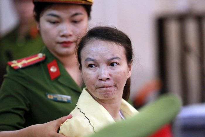 Bà Hiền trực tiếp giao dịch 2 bánh heroin với Công. Toán là người trông giữ số hàng cấm cho vợ. Còn Hùng đã đi cùng Công nhưng không trực tiếp giao dịch ma túy.