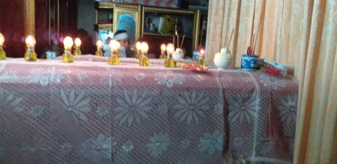 Đớn đau cảnh 2 chiếc quan tài trẻ thơ “không có chỗ chôn”: Ngày 20/10, tại thôn 3 - Thanh Tân (xã Thanh Thủy, Lệ Thủy, Quảng Bình) chưa bao giờ người dân buồn đến vậy khi chứng kiến cảnh gia đình anh Hoàng Văn Đức (SN 1976) và vợ Ngô Thị Thơm (SN 1986) đôi vợ chồng vừa mất đi cùng lúc 2 đứa con trong cơn lũ dữ.