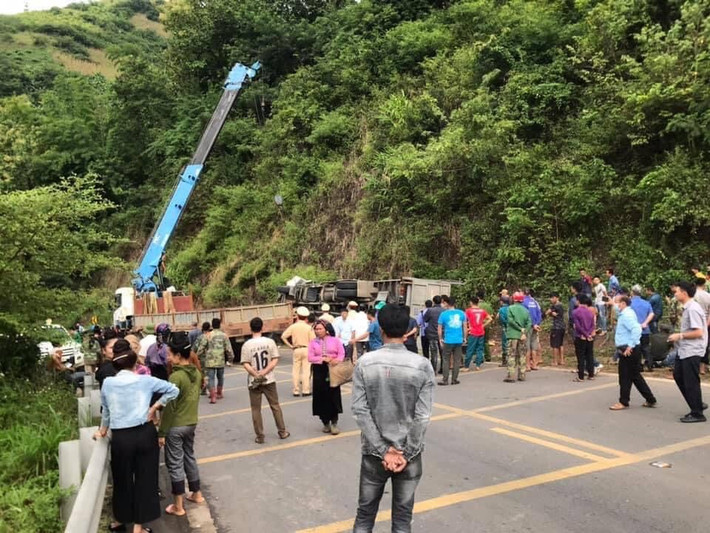 Theo thông tin từ Chi cục QLĐB I.1 cho biết, vụ xe tải bị lật nghiêng xảy ra vào hồi 7h ngày 21/9 tại km257+950T, QL6 đoạn qua đèo Chiềng Đông, xã Chiềng Đông, huyện Yên Châu tỉnh Sơn La.