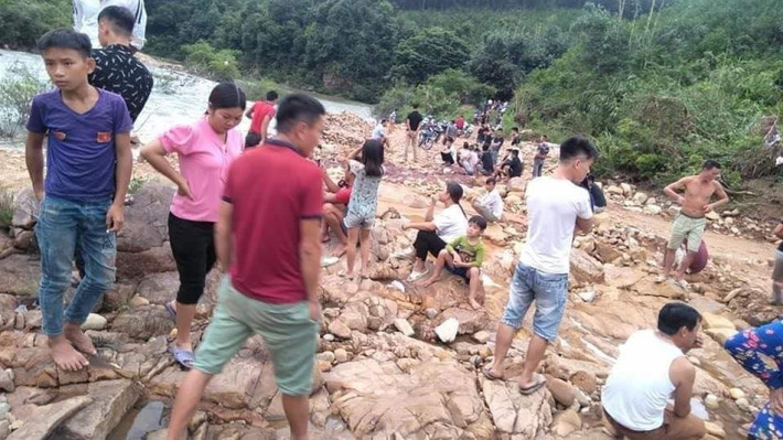 5. Đi bắt cá, 2 vợ chồng sảy chân đuối nước: Sáng 21/9, tại xã Đồn Đạc (huyện Ba Chẽ, tỉnh Quảng Ninh) xảy ra 1 vụ đuối nước thương tâm khiến 2 vợ chồng tử vong. Vợ chồng anh Phùn A X. (SN 1984) và chị Chíu Thị H. (SN 1985) khi đang đánh bắt cá gần nhà chị H. bị ngã, thấy vợ gặp nạn, anh X. đã nhảy xuống cứu. Nước chảy xiết cả vợ chồng bị đuối nước.