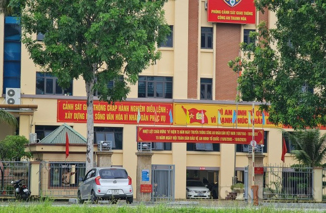 2. Đại úy CSGT Thanh Hóa bị tước danh hiệu Công an nhân dân: Chiều 21/9, Công an tỉnh Thanh Hóa đã ra quyết định thi hành kỷ luật bằng hình thức tước danh hiệu Công an nhân dân đối với đại úy Lê Văn Tuân (SN 1988; quê huyện Triệu Sơn) – là cán bộ Đội CSGT số 3, Phòng CSGT Công an tỉnh Thanh Hóa do có liên quan tới hành vi "Cưỡng đoạt tài sản".