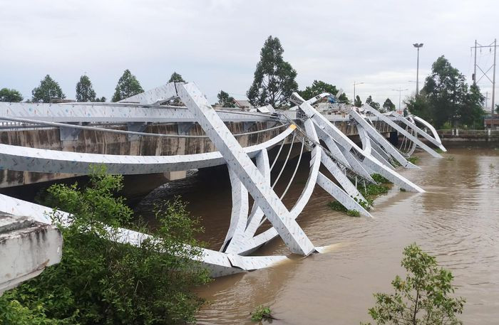 Sập giàn thép 11,7 tấn trên cầu Maspéro 2: Khoảng 15h ngày 6/7, giàn thép nặng 11,7 tấn dùng để trang trí đèn trên cầu Maspéro 2 ở phường 4, TP Sóc Trăng (tỉnh Sóc Trăng) bị đổ sập. Sự cố xảy ra khi nhà thầu hoàn thành khoản 2/3 công trình. Vụ sập giàn thép không gây thiệt hại về người. Nguyên nhân ban đầu được cho là do thi công trong mùa mưa bão nên giàn thép đã đổ sập khi bị gió giật.