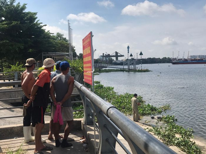Phát hiện thi thể nam giới trôi dạt vào bến phà: Sáng 6/7, người dân đánh cá dưới sông Sài Gòn đoạn qua bến phà Linh Đông (phường Linh Đông, TP Thủ Đức, TP HCM) phát hiện thi thể trôi trên sông. Bước đầu xác định, nạn nhân là nam giới khoảng 20-30 tuổi, mặc áo sơ mi sọc trắng đen, quần dài loại thể thao màu đen. Trên người nạn nhân không có giấy tờ tùy thân, thi thể đang phân hủy mạnh.