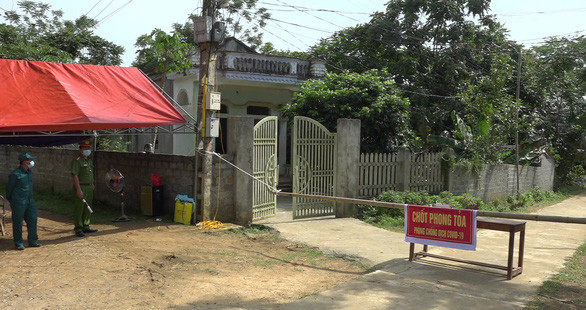 Khởi tố vụ án làm lây lan dịch bệnh COVID-19 tại Thanh Hóa: Ngày 23/5, Công an huyện Ngọc Lặc, tỉnh Thanh Hoá đã khởi tố vụ án liên quan tới bệnh nhân COVID-19 B.V.N (BN 4694) ở thôn Minh Ngọc, xã Mình Sơn, huyện Ngọc Lặc. Theo đó, BN 4694 khi đi từng vùng dịch về không chấp hành nghiêm quy định cách ly tại nhà mà đi ra khỏi nơi cư trú để nhậu với bạn làm lây lan dịch bệnh.