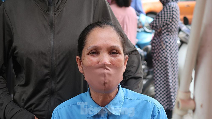 Các công nhân vui mừng khi nhận những tiền lương.