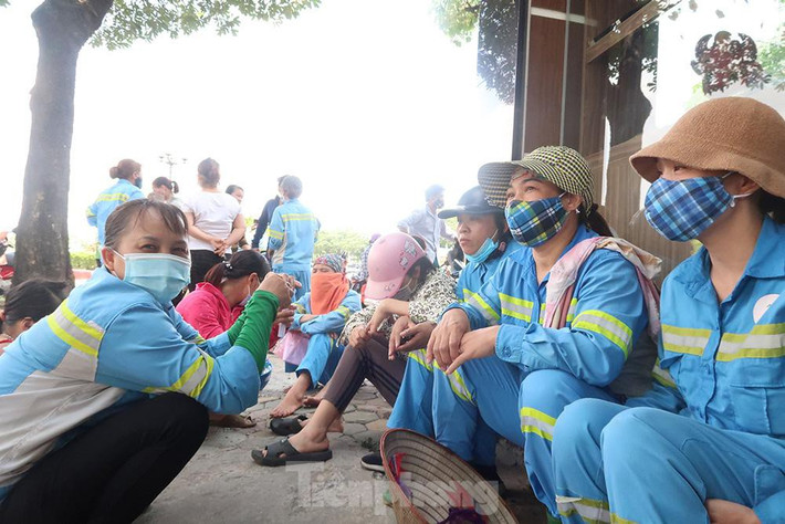 Chị Hoa, một công nhân nhận được hơn 3 triệu tiền lương cho biết, tuy con số ít ỏi nhưng đây là mồ hôi công sức lao động của tôi, số tiền cũng giúp cuộc sống của tôi bớt khổ cực hơn.