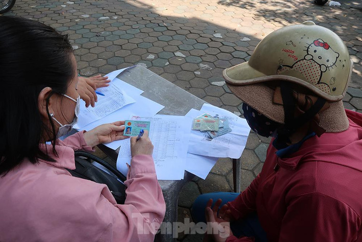 Bà Nguyễn Thị Dung (người phụ trách trả lương công nhân) cho biết, trong buổi sáng hầu hết các tổ đều đã được nhận toàn bộ lương. Tính ra Cty đã trả trên 90% số lương còn nợ.