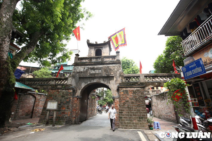 Ô Quan Chưởng là một cửa ô của Hà Nội xưa, nằm ở phía Đông của toà thành đất bao quanh Kinh thành Thăng Long, được xây dựng vào năm Cảnh Hưng thứ 10 (1749), đến năm Gia Long thứ ba (1817) được xây dựng lại và giữ nguyên kiểu cách đến ngày nay. Đây là một trong 21 cửa ô còn sót lại của thành Thăng Long cũ. (Ảnh Công Luận)