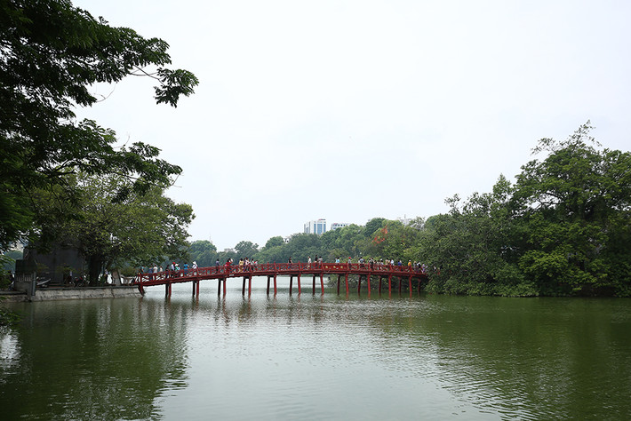Theo tìm hiểu, vào thời vua Tự Đức, năm 1865, Nguyễn Văn Siêu hay còn được gọi là Thánh Siêu đã cho xây dựng cây cầu với độ dài 45m, nối từ bờ hồ Hoàn Kiếm đến đền Ngọc Sơn, lấy tên là Thê Húc, có nghĩa là nơi ngưng tụ những hào quang sáng chói. (Ảnh Đại Đoàn Kết)