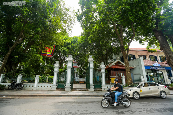Tượng đài vua Lê Thái Tổ là công trình văn hoá - tưởng niệm để ghi nhớ công lao của vua Lê Thái Tổ (tức vị anh hùng Lê Lợi, 1385 - 1433), người đã lãnh đạo cuộc kháng chiến đánh đuổi giặc ngoại xâm, giải phóng đất nước vào thế kỷ thứ XV. Tượng đài vua Lê Thái Tổ được dựng vào khoảng năm 1896, gắn liền với truyền thuyết "trả gươm thần" trên hồ Hoàn Kiếm. (Ảnh VTC News)