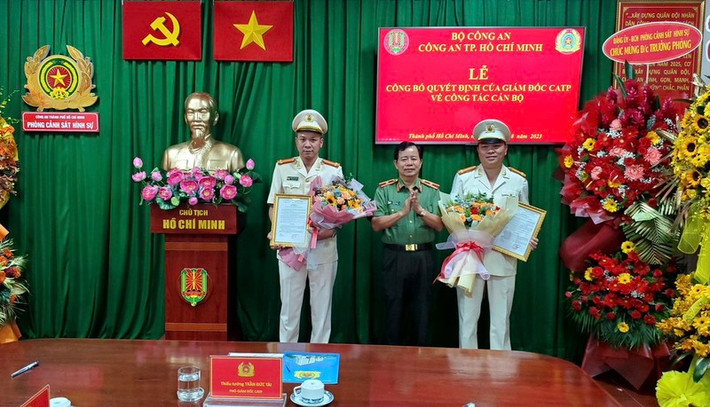 Ngày 3/8, Công an TP HCM tổ chức lễ công bố, trao quyết định về công tác cán bộ đối với chức vụ trưởng Phòng cảnh sát hình sự (PC02) Công an TP HCM cho Trung tá Nguyễn Thành Hưng. (Trung tá Nguyễn Thành Hưng (bìa trái) nhận quyết định)