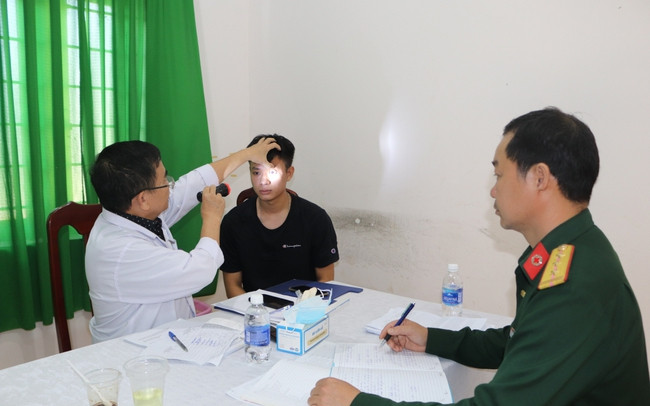 Đáng chú ý, Thông tư 105 quy định tiêu chuẩn sức khỏe về mắt thì việc loạn thị, mù màu vẫn có thể tham gia nghĩa vụ quân sự (trước đó, tất cả các loại loạn thị, mù màu đều là tình trạng sức khỏe rất kém, không đủ điều kiện để đi nghĩa vụ quân sự). Các loại bệnh thuộc diện miễn đăng ký nghĩa vụ quân sự, không nhận vào quân thường trực gồm: Tâm thần, động kinh, bệnh Parkinson, mù một mắt, điếc, di chứng do lao xương khớp, di chứng do phong, các bệnh lý ác tính (u ác, bệnh máu ác tính), người nhiễm HIV, người khuyết tật mức độ nặng và đặc biệt nặng.