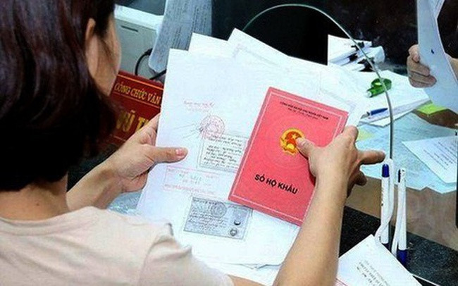 Ngoài ra, người dân có thể khai báo thông tin theo biểu mẫu điện tử được cung cấp sẵn, đăng tải bản quét/bản chụp giấy tờ hợp lệ (không yêu cầu công chứng/chứng thực)/dẫn nguồn tài liệu từ kho quản lý dữ liệu điện tử) và nộp lệ phí. Thông tư 66 yêu cầu cụ thể với giấy tờ đính kèm khi đăng ký cư trú online, đó là bản quét hoặc bản chụp giấy tờ được cấp hợp lệ, còn giá trị sử dụng bằng điện thoại, máy ảnh phải rõ nét, đầy đủ, toàn vẹn về nội dung.