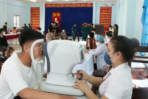 Loạn thị, mù màu vẫn có thể tham gia nghĩa vụ quân sự: Thông tư số 105/2023 của Bộ trưởng Quốc phòng quy định tiêu chuẩn sức khỏe, khám sức khỏe cho các đối tượng thuộc phạm vi quản lý của Bộ Quốc phòng có hiệu lực hôm nay 1/1. Theo đó, tiêu chuẩn chung về sức khỏe thực hiện nghĩa vụ quân sự là đạt sức khỏe loại 1, loại 2, loại 3. Không gọi nhập ngũ đối với công dân nghiện các chất ma túy, tiền chất ma túy được quy định tại Nghị định 57/2022 quy định các danh mục chất ma túy và tiền chất.