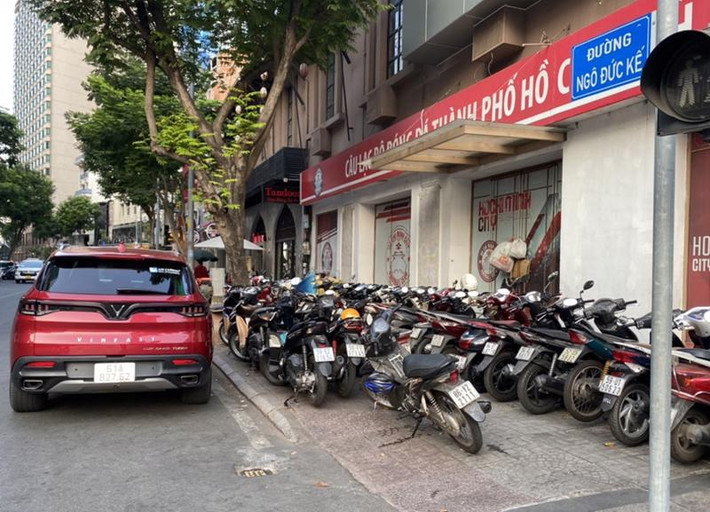 TP HCM thu phí sử dụng lòng đường, hè phố: Nghị quyết 15/2023 của HĐND TPHCM về ban hành mức thu phí sử dụng tạm thời lòng đường, hè phố trên địa bàn có hiệu lực từ ngày 1/1, có mức phí 20.000-350.000 đồng/m2/tháng. Cụ thể, mức thu phí cho hoạt động trông giữ xe 50.000-350.000 đồng/m2/tháng và các hoạt động khác 20.000-100.000 đồng/m2/tháng tùy theo khu vực. Mức phí được áp dụng theo giá đất bình quân tại 5 khu vực (mỗi khu vực sẽ có tuyến đường trung tâm và các tuyến còn lại). (Ảnh minh họa)
