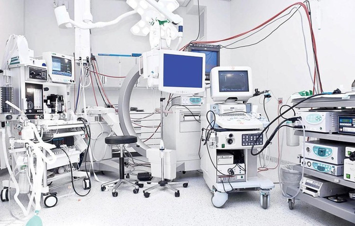 Luật Đấu thầu gồm 10 chương, 96 điều và dành một chương riêng để quy định về đấu thầu trong lĩnh vực y tế nhằm giải quyết khó khăn, vướng mắc trong hoạt động đấu thầu mua thuốc, hóa chất, vật tư xét nghiệm và thiết bị y tế theo hướng tăng cường tính tự chủ, tự chịu trách nhiệm của các cơ sở y tế công lập trong việc quyết định mua sắm thuốc, thiết bị y tế. Luật mới cũng bổ sung một số trường hợp lựa chọn nhà thầu trong trường hợp đặc biệt; bổ sung quy định về hình thức chào hàng cạnh, ưu đãi trong lựa chọn nhà thầu, giá gói thầu trong kế hoạch lựa chọn nhà… Trong khi đó, Luật Thi đua, khen thưởng có nhiều điểm mới tập trung vào phân cấp, phân quyền mạnh hơn trong thi đua, khen thưởng; thể hiện rõ nguyên tắc "thành tích đến đâu, khen đến đó" và đề cao tính kịp thời. (Ảnh minh họa)