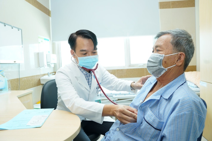 Từ ngày 1/1, ba luật sẽ có hiệu lực thi hành, gồm: Luật Khám bệnh, chữa bệnh 2023, Luật Đấu thầu 2023 và Luật Thi đua, khen thưởng 2022. Luật Khám bệnh, chữa bệnh quy định người nước ngoài hành nghề lâu dài tại Việt Nam và khám bệnh, chữa bệnh cho người Việt Nam phải sử dụng tiếng Việt thành thạo trong khám bệnh, chữa bệnh, trừ một số trường hợp hợp tác trao đổi chuyên gia, chuyển giao kỹ thuật, đào tạo. (Ảnh minh họa)