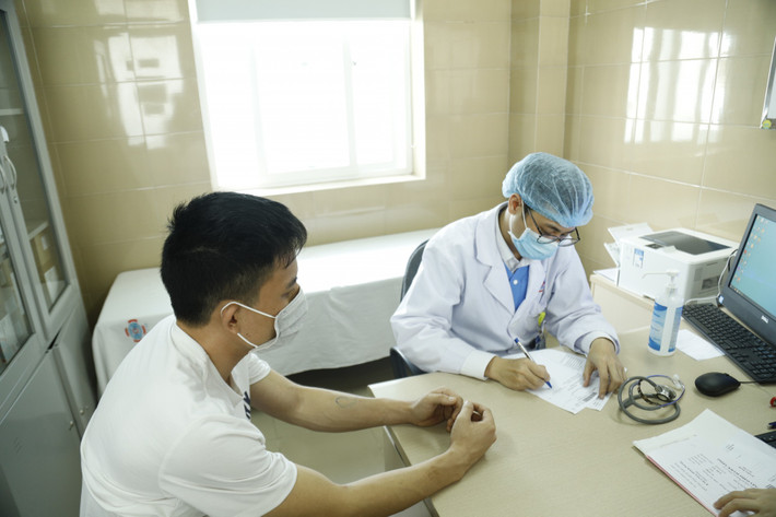 7 nhóm đối tượng được ưu tiên khám chữa bệnh theo luật mới gồm: Người bệnh trong tình trạng cấp cứu, trẻ em dưới 6 tuổi, phụ nữ có thai, người khuyết tật đặc biệt nặng, người khuyết tật nặng, người từ đủ 75 tuổi trở lên, người có công với cách mạng phù hợp với đặc thù của cơ sở khám chữa bệnh. (Ảnh minh họa)