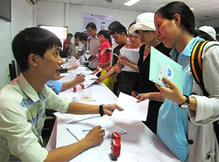 Theo đó, sau khi không tuyển được người lao động Việt Nam vào các vị trí tuyển dụng người lao động nước ngoài, người sử dụng lao động có trách nhiệm xác định nhu cầu sử dụng người lao động nước ngoài. Về thời hạn xác định nhu cầu sử dụng người lao động nước ngoài, trước ít nhất 15 ngày kể từ ngày dự kiến sử dụng người lao động nước ngoài, người sử dụng lao động (trừ nhà thầu) có trách nhiệm xác định nhu cầu sử dụng người lao động nước ngoài đối với từng vị trí công việc mà người lao động Việt Nam chưa đáp ứng được và báo cáo giải trình với Bộ LĐ-TB&XH hoặc Sở LĐ-TB&XH nơi người lao động nước ngoài dự kiến làm việc.