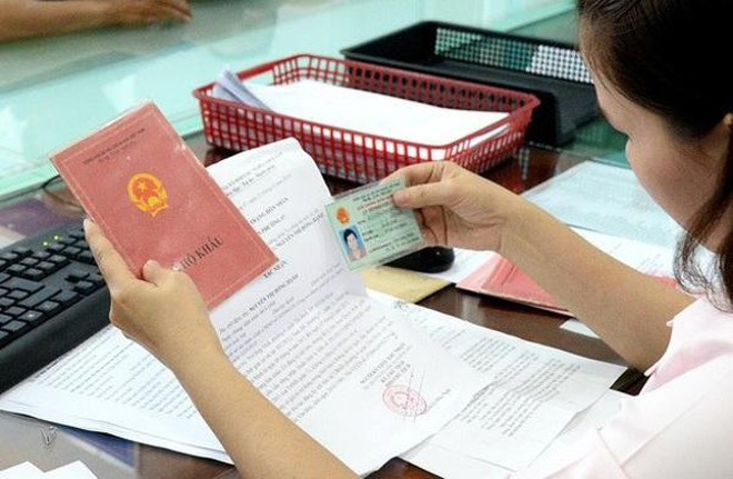 Chính sách mới nhất về đăng ký thường trú, tạm trú: Thông tư 66/2023 của Bộ Công an có hiệu lực từ ngày 1/1 sửa đổi hồ sơ phải nộp khi giải quyết các thủ tục về cư trú, trong đó có đăng ký thường trú. Đối với trường hợp tiếp nhận hồ sơ đăng ký trực tiếp, người dân có thể nộp bản sao giấy tờ được chứng thực từ bản chính hoặc được cấp từ sổ gốc hoặc bản chụp, bản quét kèm theo bản chính để đối chiếu.