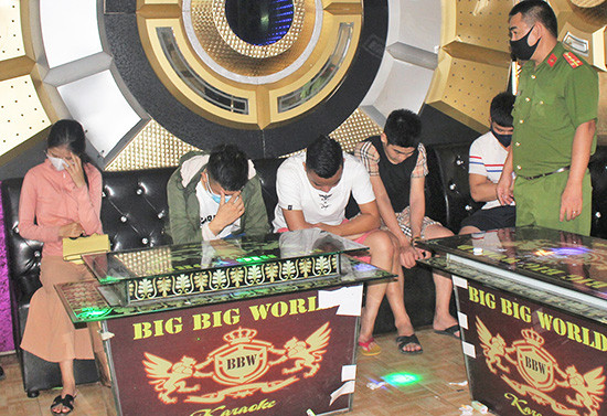Nhóm 11 thanh niên tập trung bay lắc tại quán karaoke: Khoảng 2h ngày 4/4, lực lượng Công an TP Tam Kỳ (Quảng Nam) kiểm tra quán karaoke Big Big World (ở phường An Sơn, TP Tam Kỳ) do ông Ngô Tấn Dũng (50 tuổi, người địa phương) làm chủ.