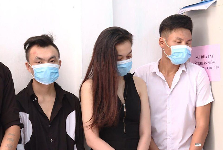 Nhóm nam thanh nữ tú phê ma túy trong quán karaoke: Khoảng 0h30 ngày 31/3, Đội Cảnh sát điều tra tội phạm về ma túy Công an TP Vũng Tàu đã kiểm tra hành chính quán karaoke Thiên Phát trên đường Nam Kỳ Khởi Nghĩa, TP Vũng Tàu, tỉnh Bà Rịa. Tại đây, công an đã phát hiện nhóm nam nữ đang hát hò tại căn phòng có biểu hiện sử dụng ma túy nên làm việc.