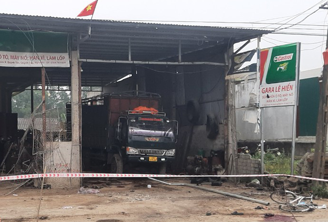 Nạn nhân tử vong gồm Lê Tiến Hiển (SN 1984, chủ gara) và anh Nguyễn Duy Nhật (người dân sống gần gara). Bốn người bị thương nặng đang được cấp cứu tại bệnh viện, trong đó có 3 trẻ nhỏ là anh em trong gia đình và 1 người bị dập nát bàn chân, đa chấn thương.