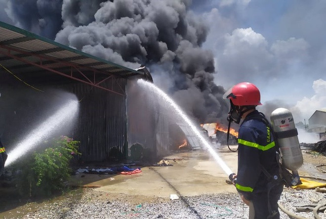 Đám cháy cơ bản được khống chế. Hiện vẫn chưa có thông tin chính thức về thiệt hại do đám cháy gây ra.