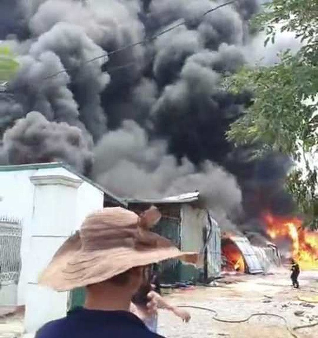 Nhiều tiếng nổ lớn vang lên, cột khói đen bốc cao hàng chục mét. Công nhân chỉ kịp sơ tán một ít hàng hóa.