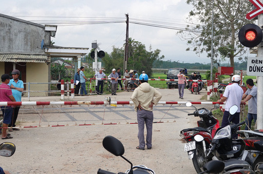Ông Cao Minh Hỷ - Giám đốc chi nhánh khai thác đường sắt Nghĩa Bình (Quảng Ngãi) cho biết, vị trí xảy ra tai nạn giao nhau với đường sắt có gác chắn. Lúc xảy ra tai nạn, nhân viên đã mở tín hiệu đường bộ màu đỏ nhưng cần chắn là cần chắn thủ công nên chưa kịp kéo xuống. Ông Hỷ thừa nhận, xảy ra tai nạn một phần vì nhân viên gác chắn kéo xuống hơi chậm so với quy định. Lúc đèn đỏ, nhân viên chưa kéo xuống vì chỉ có một nhân viên nhưng kéo cả hai bên gác chắn.