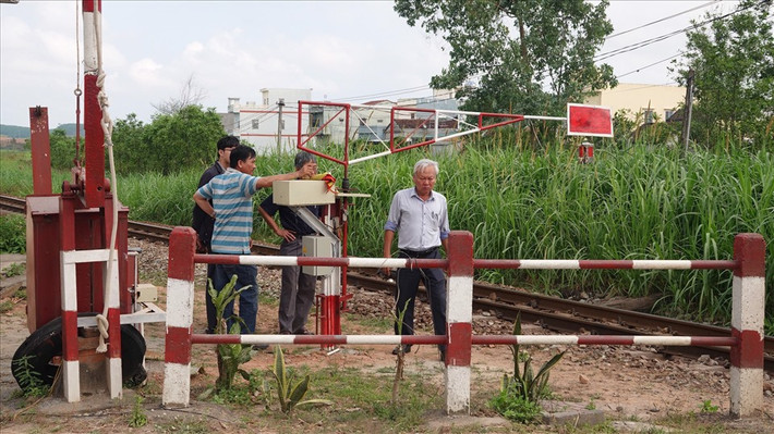 Với cháu bé bị tử vong thì người gây thiệt hại sẽ phải bồi thường thiệt hại về tính mạng theo quy định. Còn đối với cha mẹ cháu bé thì sẽ phải bồi thường cho họ thiệt hại do sức khỏe bị xâm hại. Đối với chiếc xe bị hư hỏng thì phải bồi thường toàn bộ thiệt hại thực tế sửa chữa chiếc xe đó.