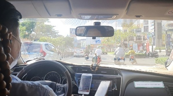 Các điều tra viên sau khi rà soát đã phát hiện nhóm cướp đi trên một chiếc taxi. Như vậy, có thể điểm đầu tiên chúng xuất phát không ở quá xa. Nhiều tổ trinh sát được tung đi khắp địa bàn Văn Lâm và những vùng lân cận. Cuối cùng các anh xác định, tại tòa chung cư cách hiện trường 2km có một nam thanh niên đã từng thuê phòng ở đây, hình dáng, nhận dạng rất giống với 1 trong số 5 tên cướp. Người này nhanh chóng được làm rõ là Nguyễn Minh Chiến (2001, trú tại Hớn Quảng, Bình Phước). (Ảnh minh họa, nguồn internet)
