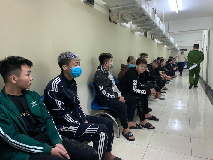 Đang chở bạn gái trên đường nam thanh niên bị chém tử vong: Nhóm Hoàng Thế Anh (SN 2003, ở Ngọc Hồi, Thanh Trì, Hà Nội) điều khiển xe máy khi đi đến khu vực phường Phan Chu Trinh, quận Hoàn Kiếm thì gặp anh H.T.M chở chị N.T.M.H (SN 2005, trú tại Hà Cầu, Hà Đông). Lúc này, Thế Anh cùng nhóm của mình nhầm lẫn đoàn xe của anh M. là đối thủ nên đã dùng hung khí chém nạn nhân tử vong tại chỗ. Công an quận Hoàn Kiếm đã khởi tố bị can 14 đối tượng điều tra về hành vi “Giết người”; 3 đối tượng về “Gây rối trật tự công cộng”.