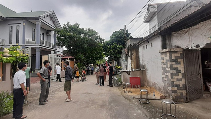 Ngày 11/8, Công an tỉnh Bắc Giang cho biết đã bắt được hung thủ xông vào nhà hàng xóm chém 3 người thương vong sau gần 2 ngày đối tượng gây án xong bỏ trốn...
