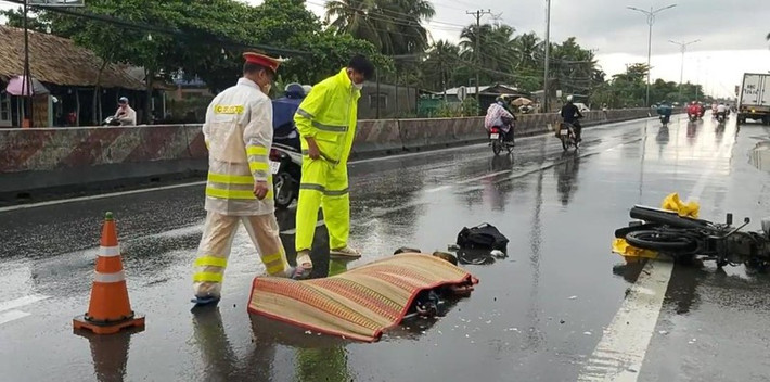 Người đàn ông đi xe máy té ngã trên đường bị xe tải cán tử vong: Trưa 18/5, xe máy do ông Nguyễn Minh Nghĩa (SN 1971, ở Hậu Giang) điều khiển khi đến đoạn địa bàn thuộc Châu Thành, Tiền Giang thì va chạm vào một chiếc xe máy khác đang dừng bên lề đường. Cú va chạm khiến ông Nghĩa ngã xuống đường, đúng lúc này xe tải đang lưu thông cùng chiều từ phía sau cán qua người làm nạn nhân tử vong.