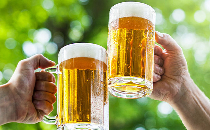 Trước những chứng cứ không thể chối cãi Đô và Ly đã phải thú nhận hành vi giết người, cướp tài sản đối với bà Bớ. Theo đó, khoảng 21h ngày 30/9/2024, Đô rủ Ly cùng LGT (SN 2005), MMH (SN 2005) tới nhà PXA ở bản Khoang Thèn tụ tập uống bia. Tới 23h cùng ngày thì hết đồ uống nên LGT đi bộ khoảng 100m đến quán tạp hóa của bà Vàng Mò Bớ hỏi mua. Tuy nhiên, vì không có tiền nên LGT bị bà Bớ từ chối bán chịu. T đã đi đến một quán khác mua nợ được bia mang về cho cả nhóm uống. (Ảnh minh họa, nguồn internet)