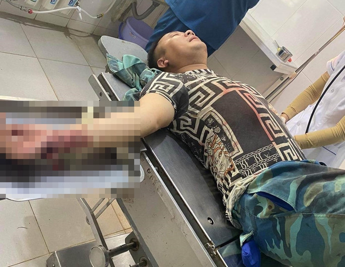 Hàng xóm "bắt sâu" trên ngực vợ rồi chém chồng nhập viện: Cho rằng bị người đàn ông hàng xóm là Đoàn Thanh Ngọc (SN 1983, trú huyện Sa Thầy, tỉnh Kon Tum) sàm sỡ "bắt sâu" trên vùng ngực, người vợ là chị N.T.Y điện báo cho chồng là anh N.V.T tới giải quyết. Nghe vợ kể lại, giữa anh T. và Ngọc xảy ra mâu thuẫn, xô xát. Lúc này, Ngọc đã nổ máy phát cỏ và dùng lưỡi máy phát cỏ chém nhiều nhát vào tay anh N.V.T khiến nạn nhân bị thương nặng. Ngày 16/11, Công an huyện Sa Thầy cho biết đã khởi tố Ngọc về hành vi "Cố ý gây thương tích".