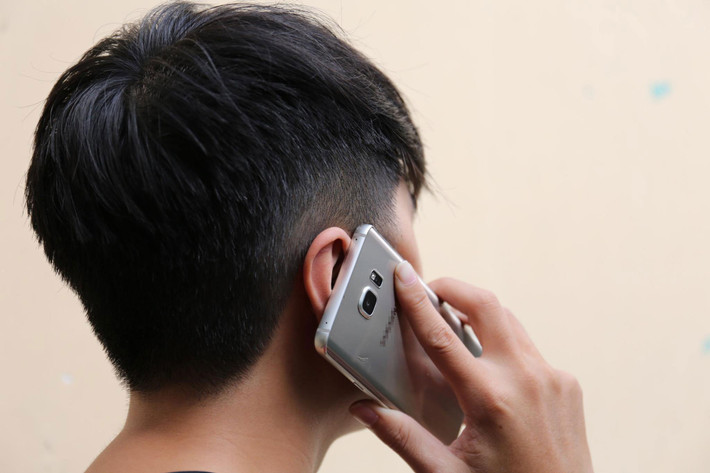 Sàng lọc khoảng 100 số điện thoại trong danh bạ của nạn nhân các trinh sát vẫn không phát hiện người nào có biểu hiện nghi vấn. Ngày 22/5/2012, các trinh sát lật lại danh bạ để gọi điện xác minh thêm một lần nữa. Khi gọi vào số điện thoại có tên “Chị Hoa”, người phụ nữ bắt máy lập tức trả lời: “Tôi không phải tên Hoa” rồi ngắt liên lạc. Động thái của người trả lời điện thoại đó khiến trinh sát nghi ngờ. (Ảnh minh họa, nguồn ảnh Internet)
