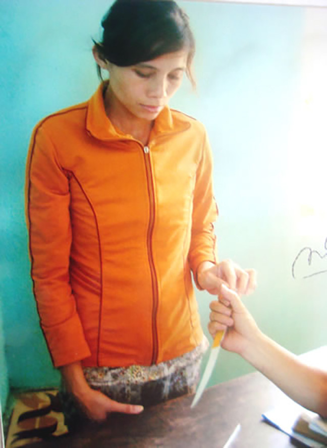 Theo đó, Phương có chồng nghiện ma túy nặng. Vốn mê tín, Phương dẫn chồng đến gặp bà Thanh nhờ “phù phép” để cai nghiện. Thời gian sau đó, chồng Phương đoạn tuyệt được với ma túy. Mừng rỡ, cho rằng bà Thanh “cao tay”, Phương càng thêm tin tưởng. Ham cờ bạc, những lần đến xem bói, Phương xin luôn số đề để chơi. Vài lần đầu nghe lời thầy bói, Phương trúng số khiến lòng tin vào “thánh cô” lại càng tăng. Thấy mình “cho số đề” trúng liên tục, bà Thanh cũng nhiều lần nhờ Phương ứng hộ từ vài trăm nghìn đến hơn một triệu đồng để ghi thêm cho mình vài con lô. Tuy nhiên, thời gian sau, Phương đánh đâu trượt đó. Đổ nợ, nhớ đến số tiền 40 triệu đồng bà Thanh nhờ mình ghi đề chưa trả, Phương nhiều lần tìm đến nhà đòi nhưng không được.