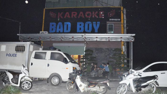 Gần 50 nam, nữ sử dụng chất ma túy trong quán karaoke: Ngày 26/7, Công an tỉnh Hải Dương cho biết, vừa đột kích quán Karaoke Bad boy ở huyện Bình Giang do Phạm Văn Nhân (SN 1988 ở cùng địa chỉ trên) làm chủ, phát hiện tại một số phòng hát có 48 người (26 nam, 22 nữ) có biểu hiện sử dụng trái phép chất ma túy.