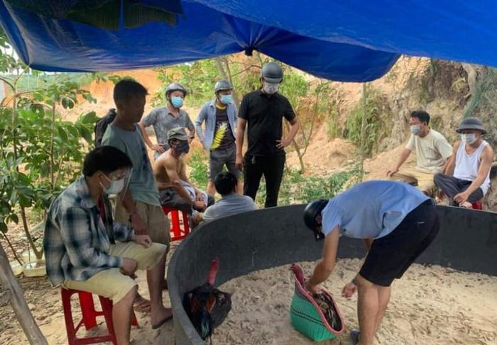Ngang nhiên tổ chức đá gà khi đang giãn cách xã hội: Ngày 26/7, Công an xã Hòa Nhơn (huyện Hòa Vang, Đà Nẵng) đang xử lý nhóm người tụ tập đá gà bất chấp việc TP đang giãn cách xã hội vì dịch COVID-19. Tổ tuần tra đã giữ sáu người gồm ông Đỗ Hữu Tường và năm người khác cùng ngụ xã Hòa Phong để xử lý theo quy định của pháp luật.