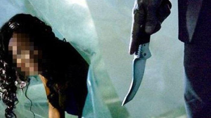 Chia tay bạn trai, cô gái nhận "mưa dao": Ngột ngạt vì mối quan hệ ngoài hôn nhân, chị Lê Thị L. (SN 1998) muốn chấm dứt quan hệ tình cảm, nhưng Nguyễn Văn Tùng (SN 1993, ở Thường Tín, Hà Nội) không đồng ý. Sau đó, Tùng đã đâm chết người tình bằng 22 nhát dao. Ngày 26/7, Tùng bị VKSND TP Hà Nội truy tố.