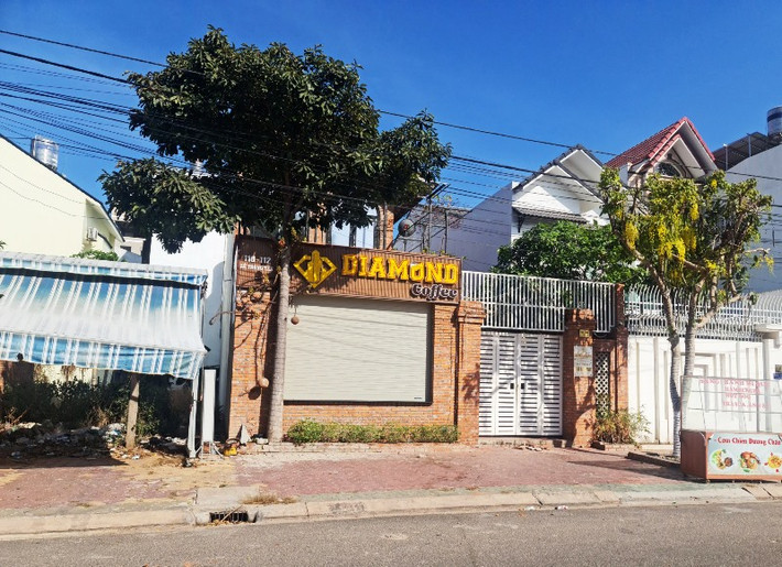 Bắt giam một giám đốc công ty bất động sản lừa đảo ở Bình Thuận: Nguyễn Quang Bình (SN 1984, ở Bình Thuận) là Giám đốc Công ty TNHH Địa ốc Diamond Land ở TP Phan Thiết đã lừa đảo của nhiều người theo hình thức đã bán một lô đất, rồi lại lấy sổ đất của khách hàng đi thế chấp, hoặc bán lần nữa để thu lợi bất chính. Tổng số tiền mà bị can này lừa đảo của khách hàng lên đến nhiều tỷ đồng. Ngày 3/2, Bình bị Công an tỉnh Bình Thuận khởi tố, bắt tạm giam.