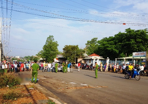 Theo hồ sơ vụ án, đêm giáp Tết năm 2011, người dân khu Đầm Triều (Kiến An, Hải Phòng) chìm trong giấc giấc ngủ say nên không ai nghe thấy tiếng một vật nặng bị vứt xuống đất. Chiều ngày 7/1/2011, một công nhân vệ sinh môi trường đi vào bãi đất trống nằm kẹp giữa các căn nhà ở khu Đầm Triều. Khi tiến lại gần giữa bãi rác tự phát, anh này thấy lấp ló dưới lớp mùn cưa một đôi chân, như chân người lộ ra. (Ảnh minh họa, nguồn internet)