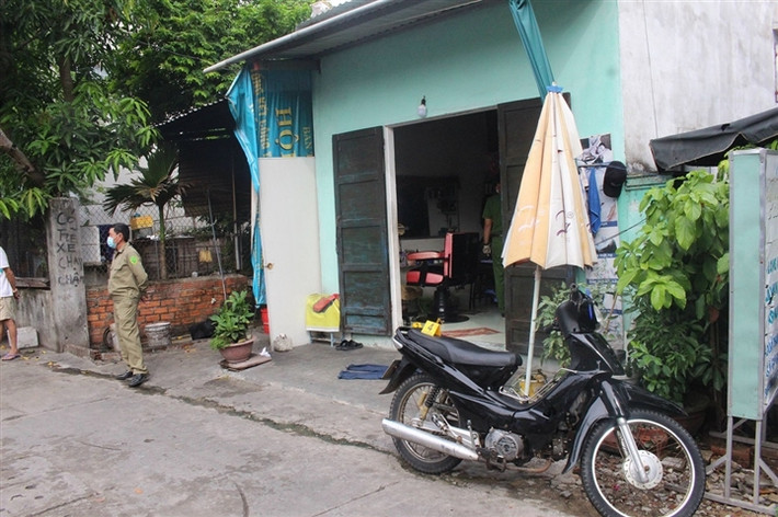 Cãi nhau, vợ ném kéo khiến chồng thiệt mạng: Ngày 6/7/2021, trong lúc cãi nhau, bà Võ Thị Phương (46 tuổi, trú TP Tam Kỳ, Quảng Nam) bất ngờ cầm cây kéo ném trúng vào ngực ông Đào Ngọc Đ. (48 tuổi, chồng bà Phương) khiến nạn nhân tử vong.