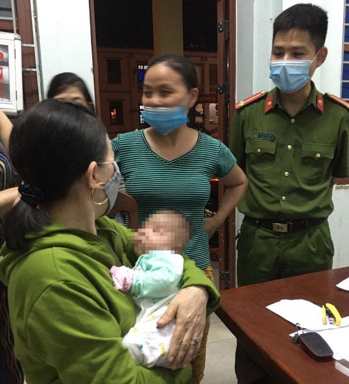 Phát hiện bé gái hơn 1 tháng tuổi bị bỏ rơi bên đường: Ngày 8/10, Công an tỉnh Bắc Giang cho biết cơ quan chức năng huyện Việt Yên đang tiến hành tìm kiếm thông tin của người thân cháu bé hơn 1 tháng tuổi bị bỏ rơi bên đường. Bé gái hơn 1 tháng tuổi bị bỏ lại bên đường cùng một số đồ dùng trẻ nhỏ.