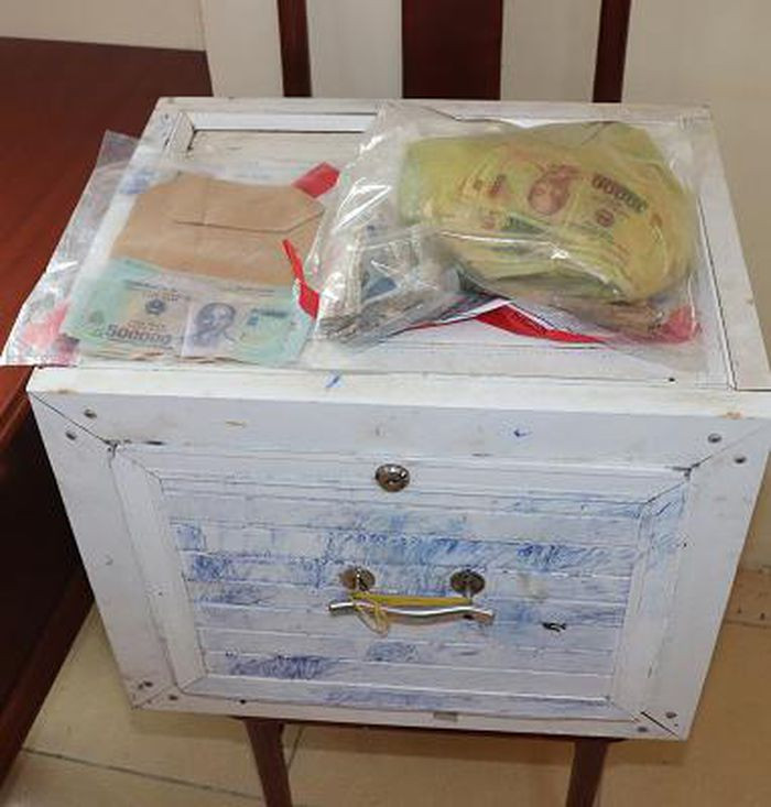 Bắt đối tượng trộm thùng tiền cả 100 triệu đồng: Ngày 8/10, Công an huyện Kế Sách (Sóc Trăng) cho biết, vừa bắt giữ đối tượng Thạch Say (SN 1999, ngụ xã An Mỹ) về hành vi trộm cắp tài sản. Say đã vào nhà dân tại ấp An Ninh 2, thị trấn Kế Sách lấy trộm thùng tiền khoảng 100 triệu đồng.